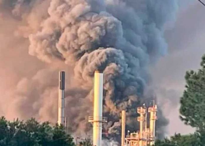 eeuu1 Pánico por intensas llamas tras un incendio en planta química en Georgia
