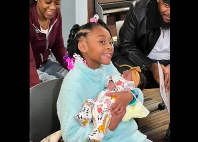 Niña de 10 años ayuda a su madre a dar a luz en casa en Estados Unidos