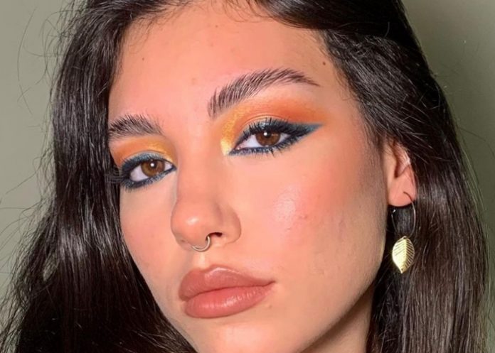 Abandona la universidad para hacer tutoriales de maquillaje