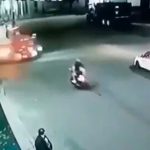 VIDEO BRUTAL: Menores de 15 y 16 mueren al «chocar con tráiler» en México Menores chocan contra tráiler y mueren atropellados en México