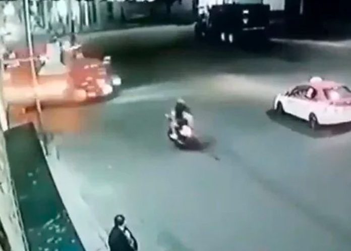 ellos1 Menores chocan contra tráiler y mueren atropellados en México