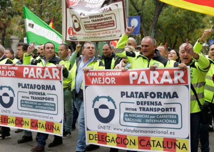 Transportistas de España inician paro indefinido por la alta inflación