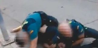 Agentes de la Policía de España matan brutalmente a un hombre (VIDEO)