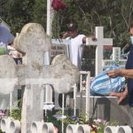 Familias visitan a sus difuntos en los camposantos de Estelí Visitan a los deudos en el cementerio de Estelí