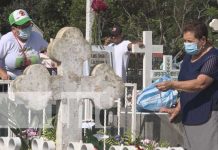 Familias visitan a sus difuntos en los camposantos de Estelí Visitan a los deudos en el cementerio de Estelí