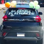 Hombre celebra alegre por las calles su liberación “Ya firmé el divorcio” Hombre celebra su ruptura “Ya firmé el divorcio”