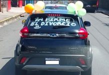 Hombre celebra alegre por las calles su liberación “Ya firmé el divorcio” Hombre celebra su ruptura “Ya firmé el divorcio”