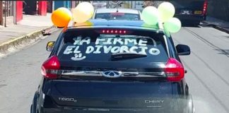 Hombre celebra su ruptura “Ya firmé el divorcio”