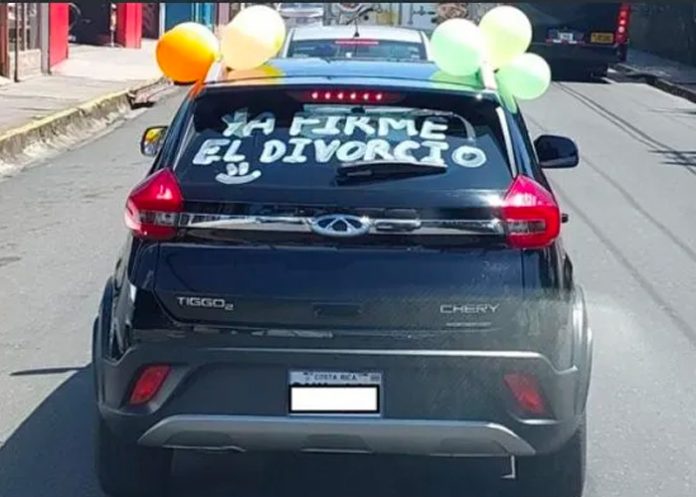 firme1 Hombre celebra su ruptura “Ya firmé el divorcio”