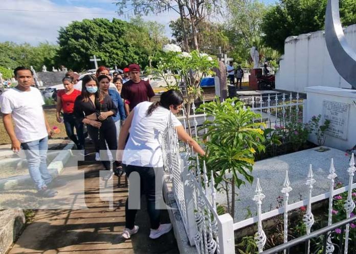 Homenaje a héroes y mártires de Nicaragua desde el Cementerio General