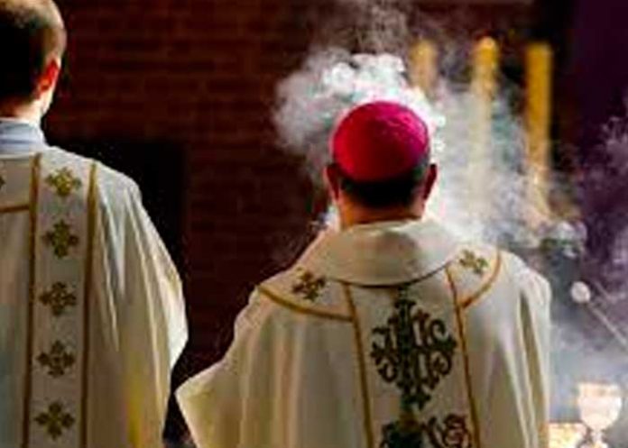 Al menos 11 obispos y ex obispos en Francia investigados por abusos sexuales