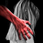 20 años de prisión en Francia para médico tras violar a más de 30 niñas