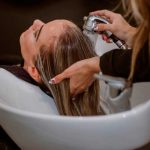 Por lavarse el pelo en un salón en la India sufrió un derrame cerebral