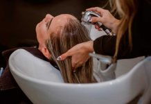 Por lavarse el pelo en un salón en la India sufrió un derrame cerebral
