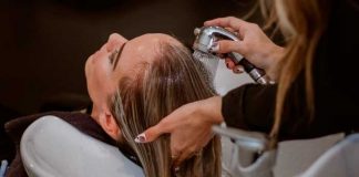 Por lavarse el pelo en un salón en la India sufrió un derrame cerebral