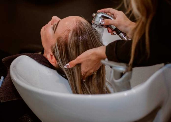 Por lavarse el pelo en un salón en la India sufrió un derrame cerebral