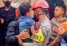 Milagrosamente, rescatan a niño tras dos días bajo los escombros en Indonesia