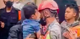 Milagrosamente, rescatan a niño tras dos días bajo los escombros en Indonesia