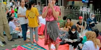 Ascienden a más de 160 muertos tras el sismo de 5.6 en Indonesia