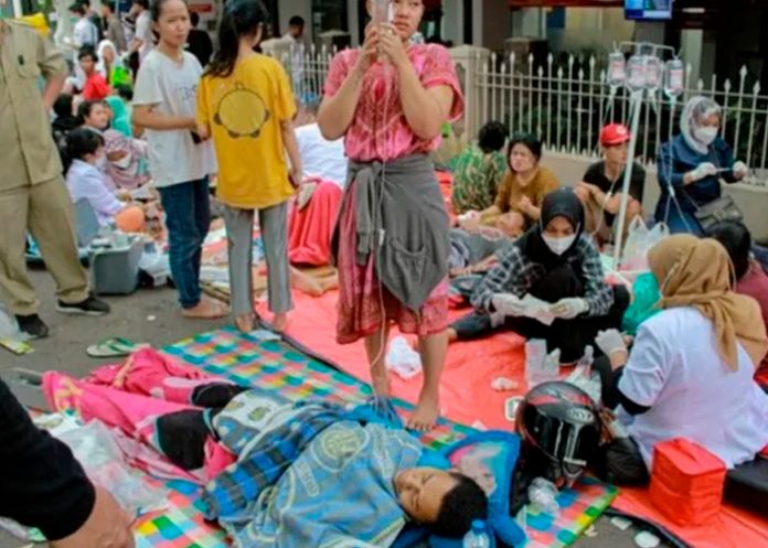 Ascienden a más de 160 muertos tras el sismo de 5.6 en Indonesia