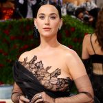 Katy Perry presume sus 'curvas impacto'