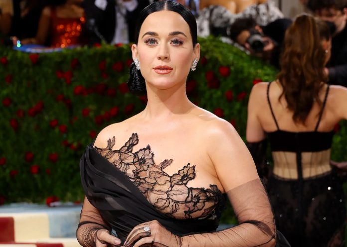 Katy Perry presume sus 'curvas impacto'