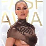 Khloé Kardashian «dejó sin aliento» al lucir vestido metálico traslúcido Khloé Kardashian dejó poco a la imaginación