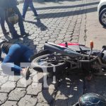 Se le «van las llantas» a motociclista por esquivar a un taxista en Managua Se le "van las llantas" a motociclista por esquivar a un taxista en Managua