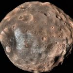 ¿Marte está destrozando su luna más grande?