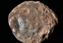 ¿Marte está destrozando su luna más grande?