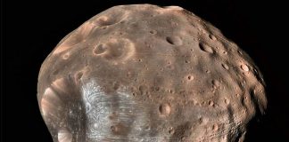 ¿Marte está destrozando su luna más grande?
