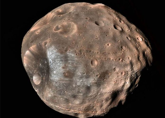 ¿Marte está destrozando su luna más grande?