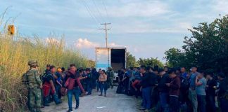 Abandonan a su suerte dentro de un camión a 82 migrantes en Chiapas