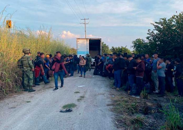 Abandonan a su suerte dentro de un camión a 82 migrantes en Chiapas