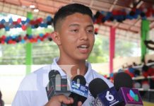 Milfred, uno de los bachilleres que recibe su bono en el Triángulo Minero Entrega del bono a bachilleres del Triángulo Minero
