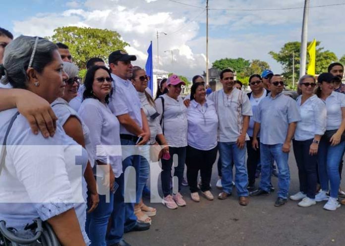 mined-flores-1 Ofrendas florales a docentes en Nicaragua por el Día de los Fieles Difuntos