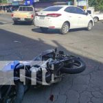 Señora se tira el semáforo y choca a un motorizado en Managua Accidente de tránsito en Managua