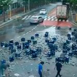 Insólita reacción de personas al ver miles de cervezas tiradas en la calle