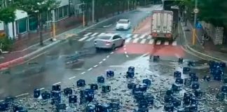 Insólita reacción de personas al ver miles de cervezas tiradas en la calle