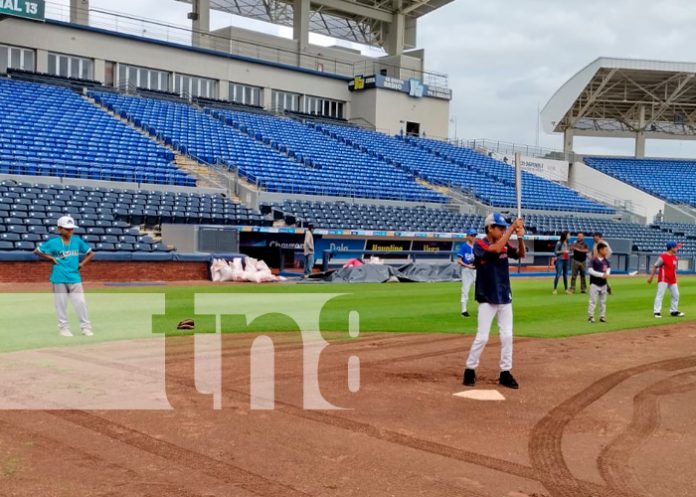 Niños y adolescentes de Managua visitan el nuevo estadio Dennis Martínez