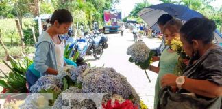 Visita de familias al cementerio de Nandaime