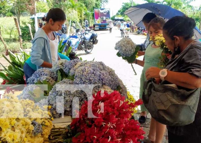 Visita de familias al cementerio de Nandaime
