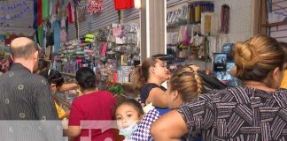 Mercados de Nicaragua con artículos navideños
