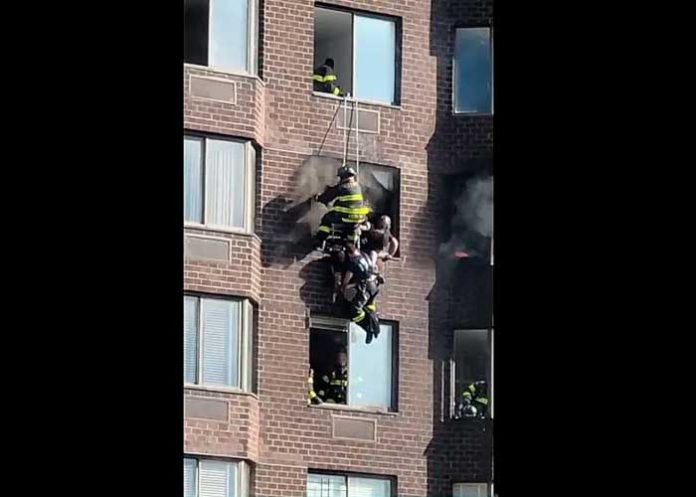 Voraz incendio en un edificio de Nueva York dejó 38 personas heridas