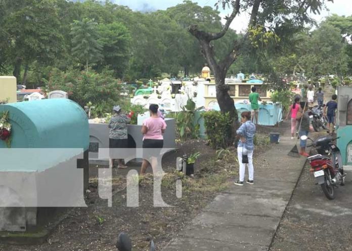 omet-cem-1 Visita de las familias a los cementerios en Ometepe