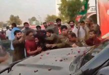 Atacan a tiros al ex primer ministro de Pakistán