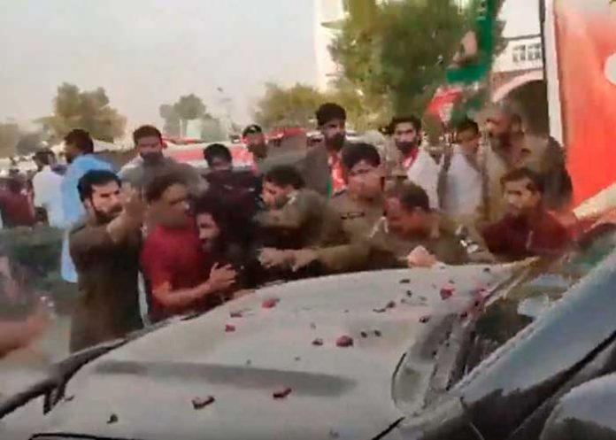 Atacan a tiros al ex primer ministro de Pakistán