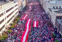 Miles de ciudadanos salen a las calles en Perú en rechazó a los intentos golpistas