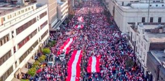Miles de ciudadanos salen a las calles en Perú en rechazó a los intentos golpistas