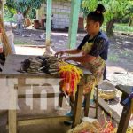 Cuidado, esmero y tradición: Así se prepara la «pólvora decembrina» en Nicaragua Artesanos de pólvora en Nicaragua